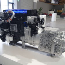 トラック11Lエンジンカットモデル