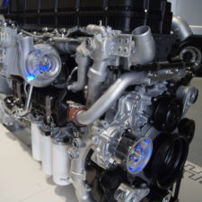 トラック11Lエンジンカットモデル